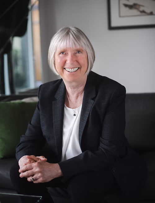 Cathy Peters headshot